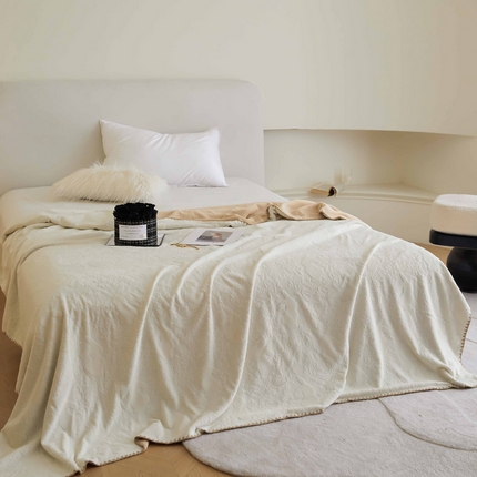 91家纺网 家纺一手货源 找家纺 铭动 2023新款雕花绒保暖毯-魅影 米色