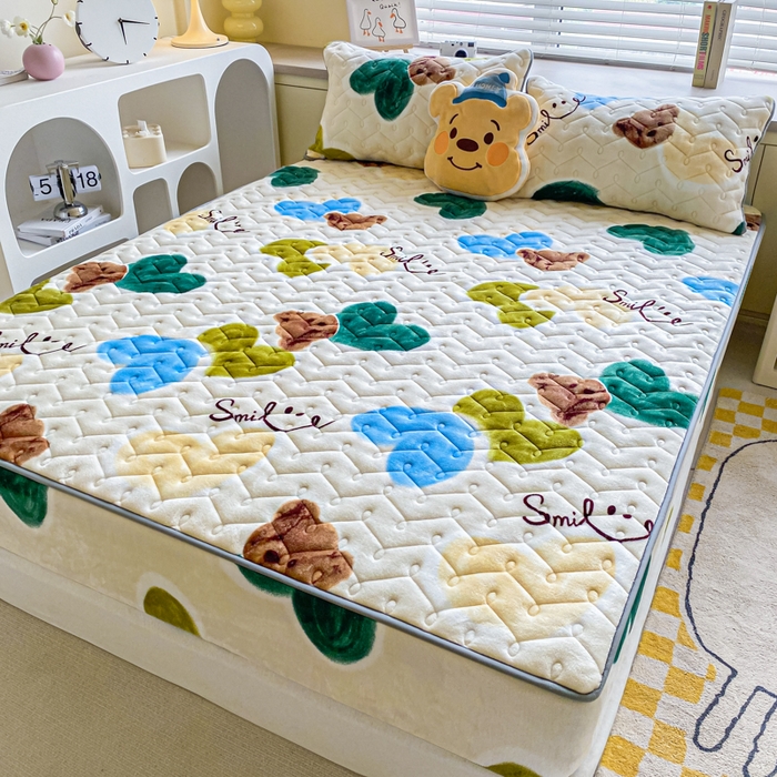 91家纺网 家纺一手货源 找家纺 卡伦家纺  2025新款A类牛奶绒大豆纤维抗菌夹棉床笠 爱心熊