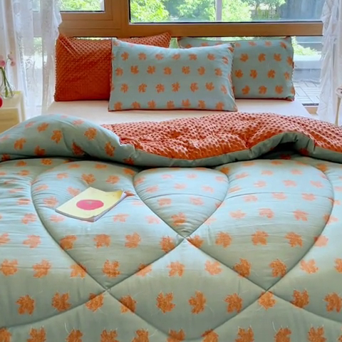 91家纺网 家纺一手货源 找家纺 雅蔓依 2025新款水洗棉麻3D豆豆绒冬被 枫叶情