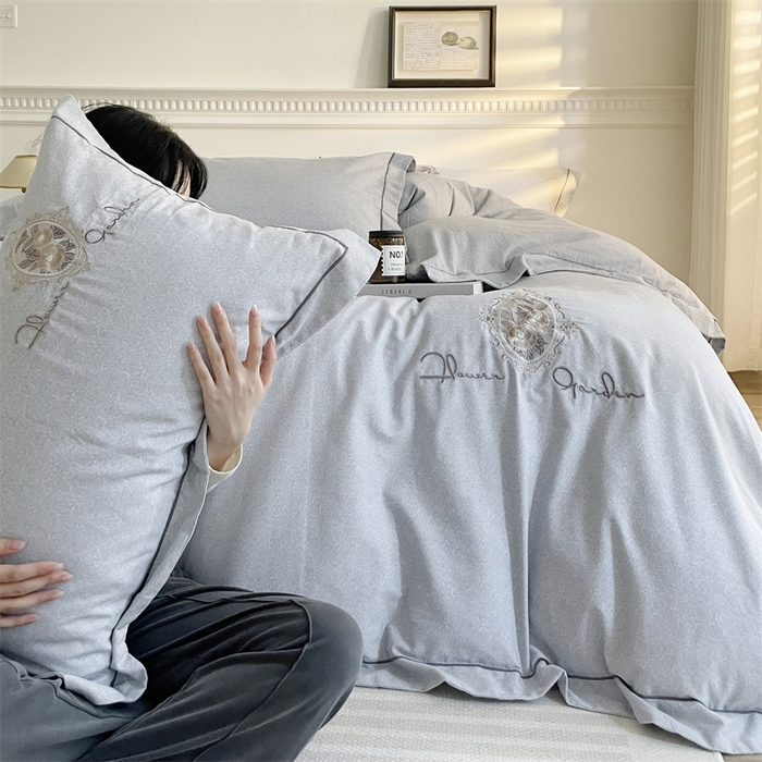 91家纺网 家纺一手货源 找家纺 艾莱家纺 2023新款A类新疆长绒棉加厚柔顺磨毛四件套 维特利-浅灰