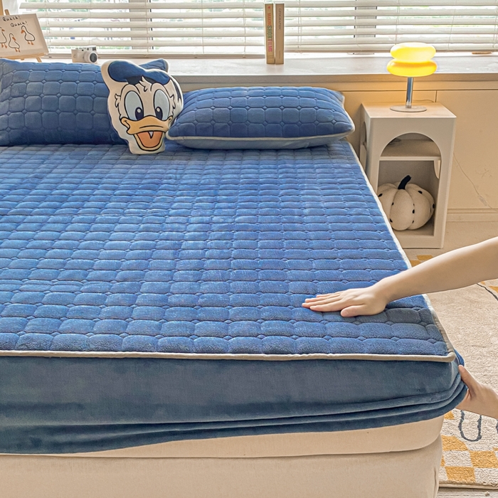 91家纺网 家纺一手货源 找家纺 卡伦家纺  2025新款A类牛奶绒大豆纤维抗菌夹棉床笠 宝石蓝