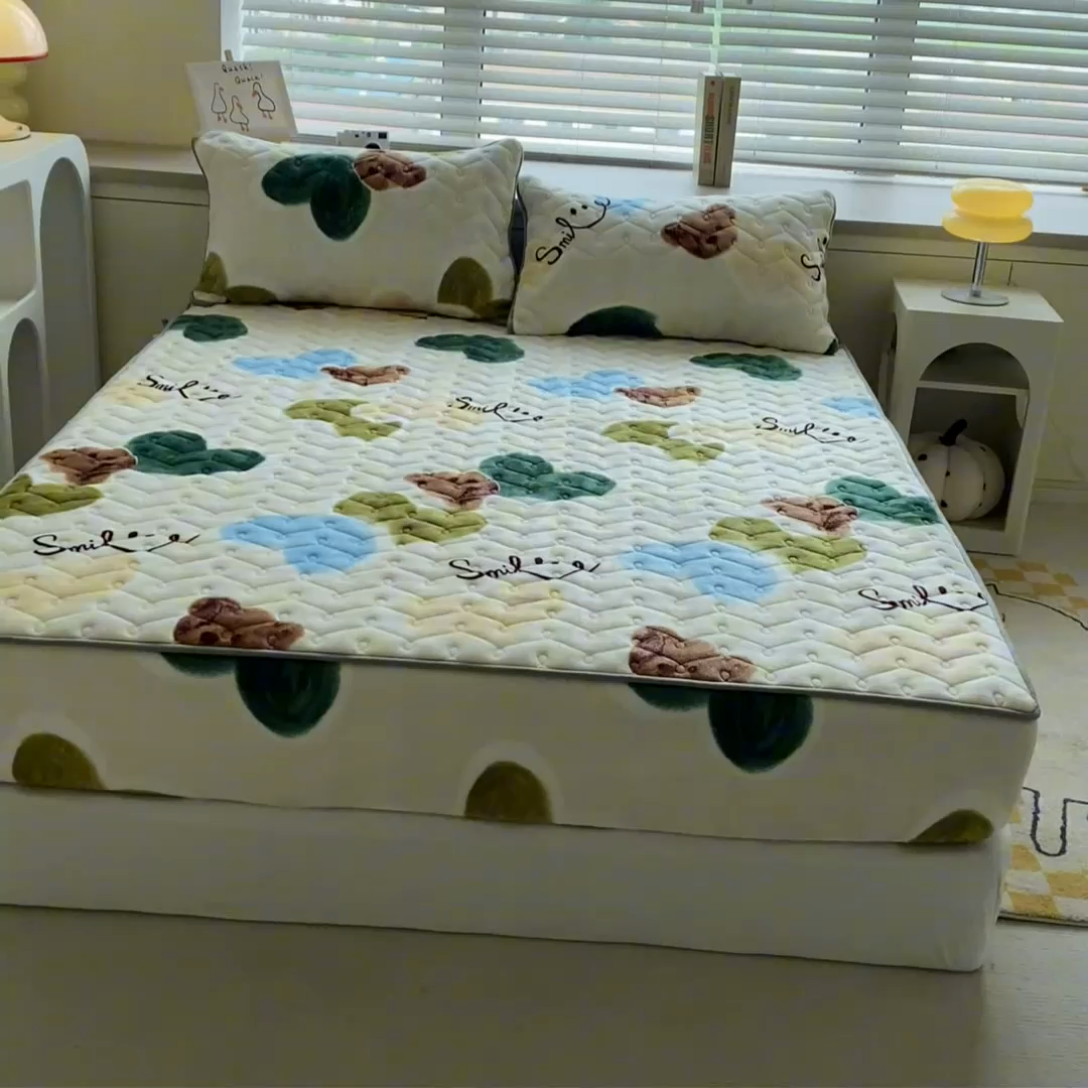 91家纺网 家纺一手货源 找家纺 卡伦家纺  2025新款A类牛奶绒大豆纤维抗菌夹棉床笠 爱心熊