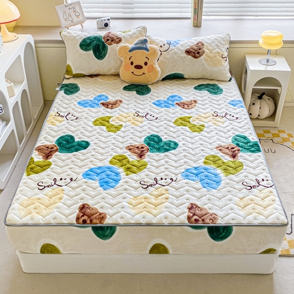 91家纺网 家纺一手货源 找家纺 卡伦家纺  2025新款A类牛奶绒大豆纤维抗菌夹棉床笠 爱心熊