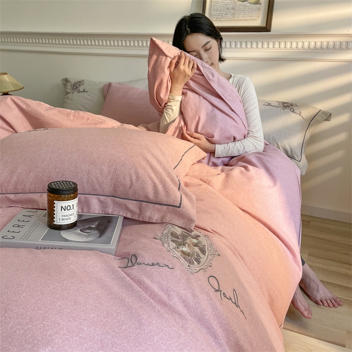 91家纺网 家纺一手货源 找家纺 艾莱家纺 2023新款A类新疆长绒棉加厚柔顺磨毛四件套 维特利-粉色