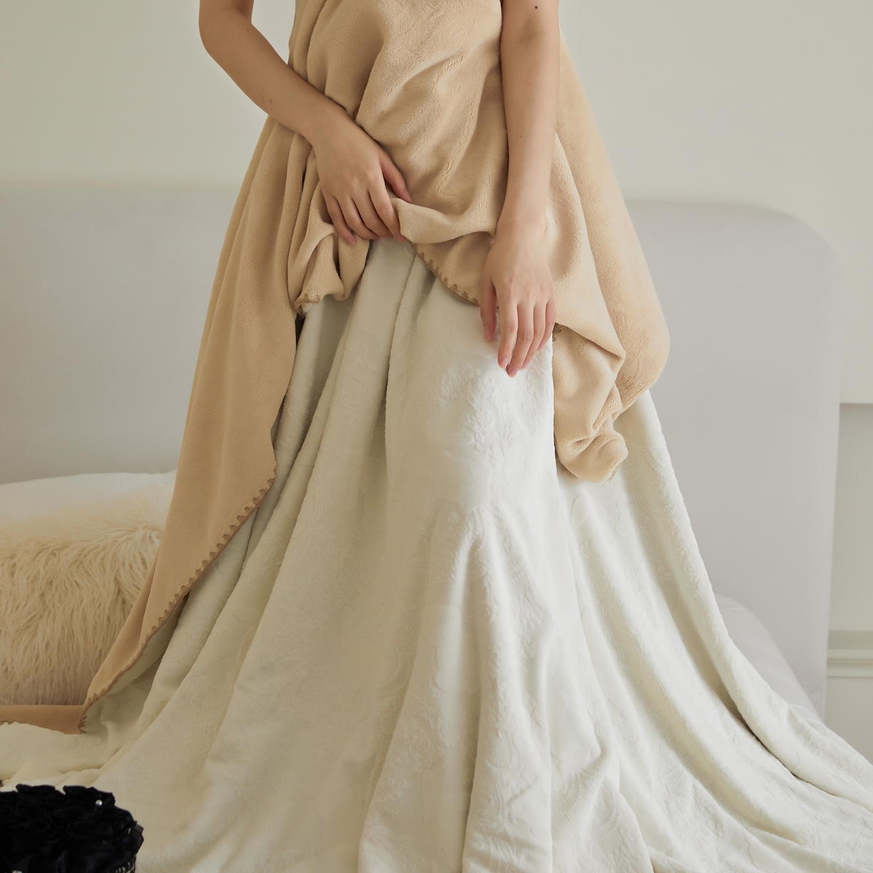 91家纺网 家纺一手货源 找家纺 铭动 2023新款雕花绒保暖毯-魅影 米色