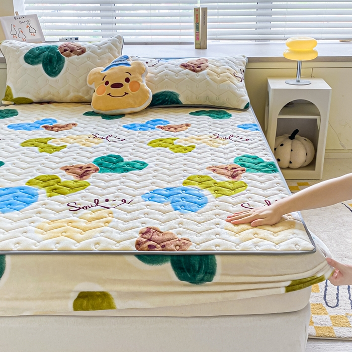 91家纺网 家纺一手货源 找家纺 卡伦家纺  2025新款A类牛奶绒大豆纤维抗菌夹棉床笠 爱心熊