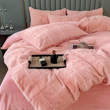 91家纺网 家纺一手货源 找家纺 铠畅家纺 2023爆款9斤獭兔毛绒兔兔绒剪花牛奶绒四件套-大格子系列 大格子粉色