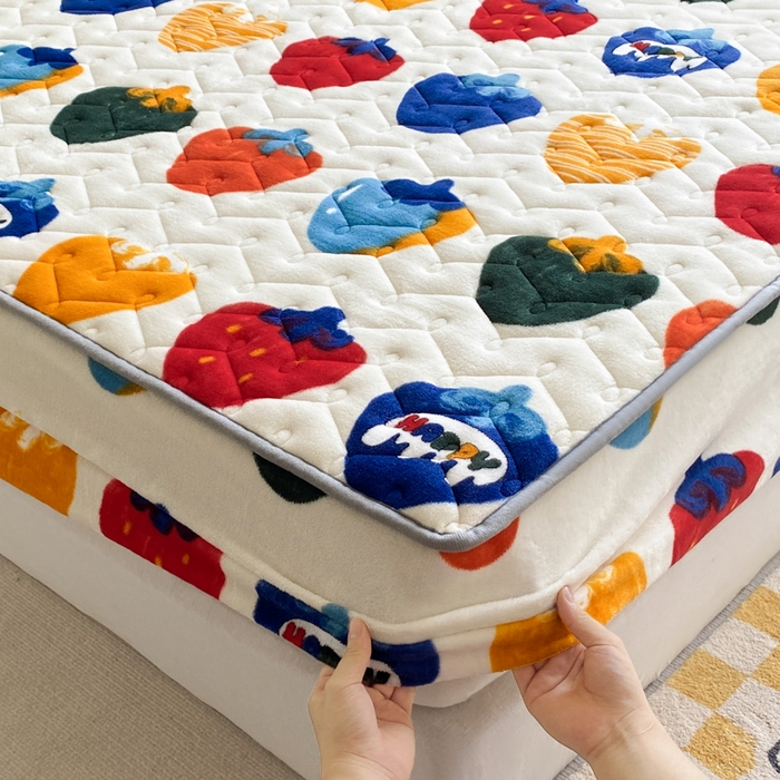 91家纺网 家纺一手货源 找家纺 卡伦家纺  2025新款A类牛奶绒大豆纤维抗菌夹棉床笠 草莓之恋