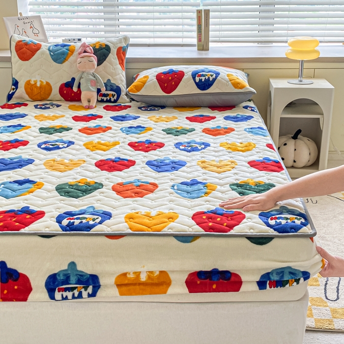 91家纺网 家纺一手货源 找家纺 卡伦家纺  2025新款A类牛奶绒大豆纤维抗菌夹棉床笠 草莓之恋