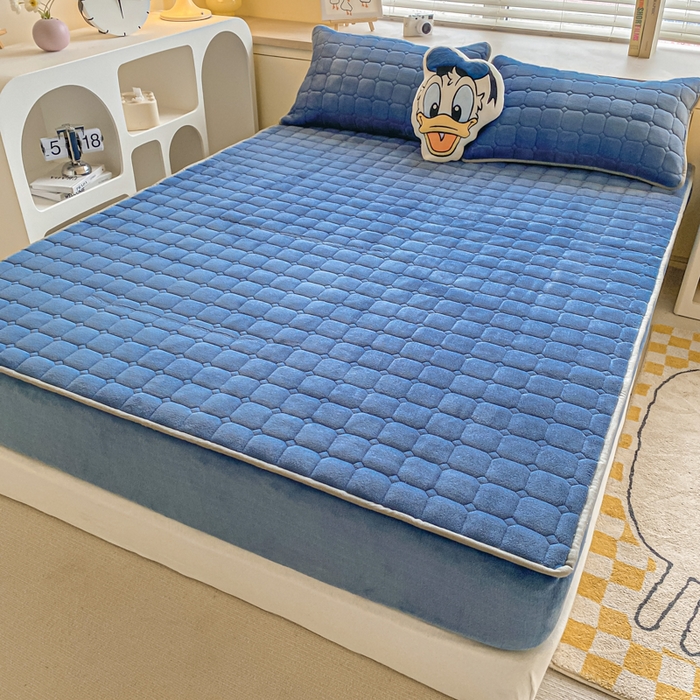 91家纺网 家纺一手货源 找家纺 卡伦家纺  2025新款A类牛奶绒大豆纤维抗菌夹棉床笠 宝石蓝