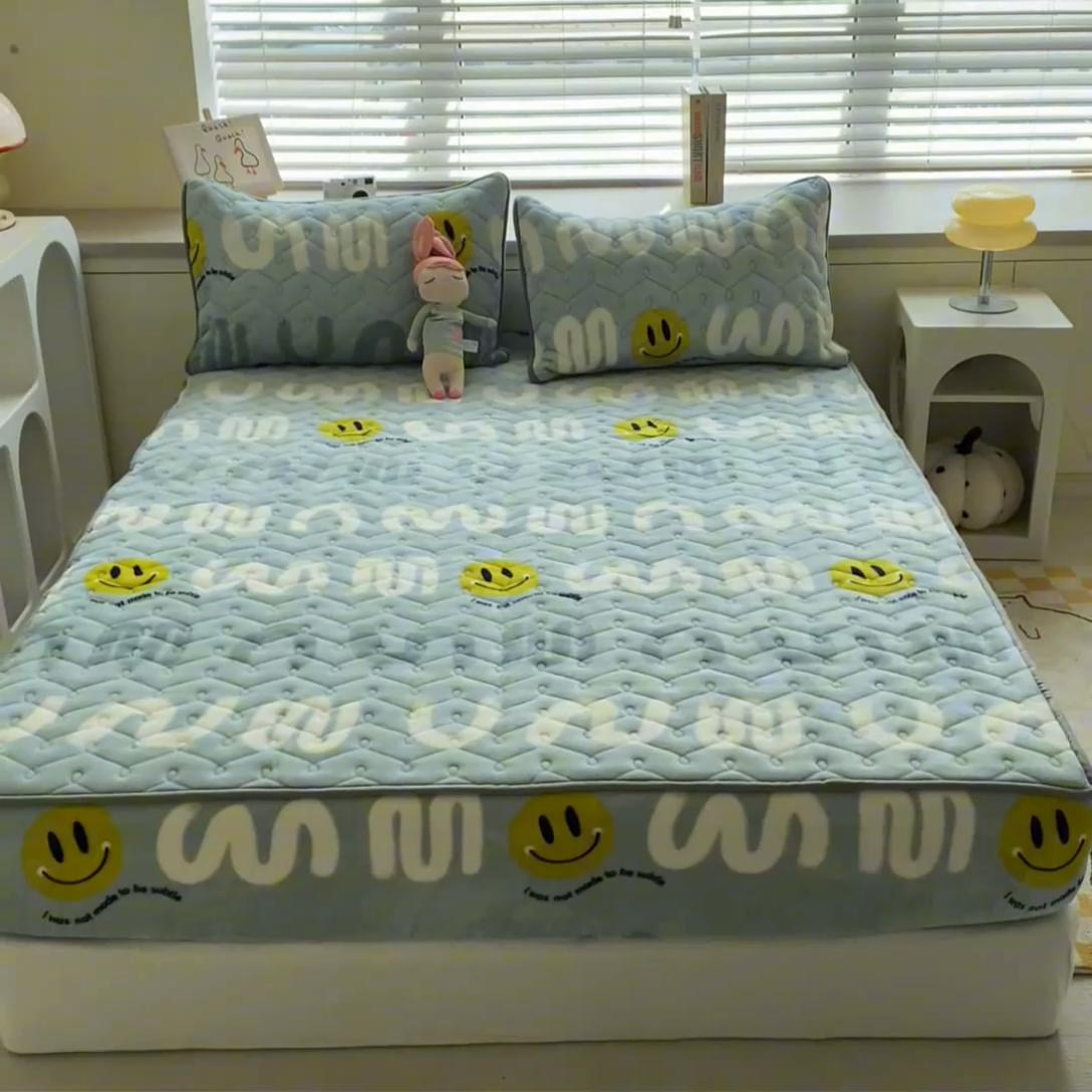 91家纺网 家纺一手货源 找家纺 卡伦家纺  2025新款A类牛奶绒大豆纤维抗菌夹棉床笠 梦想创造家