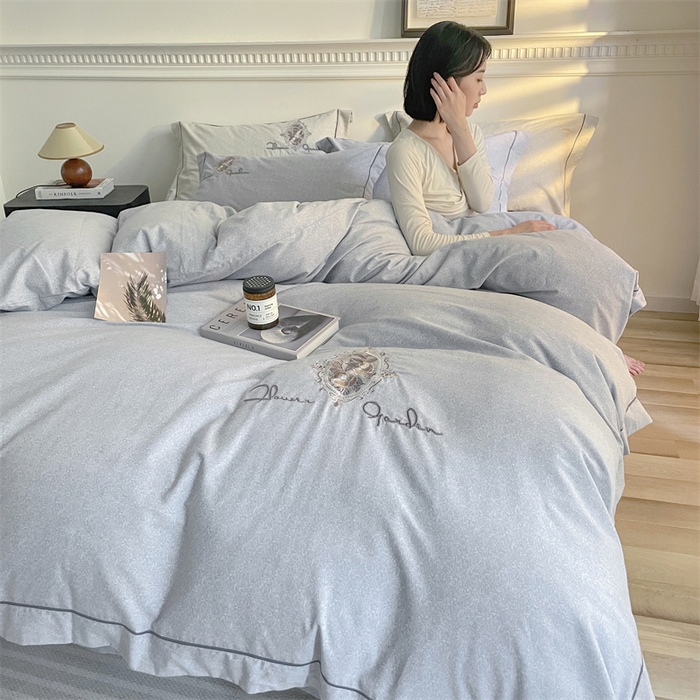 91家纺网 家纺一手货源 找家纺 艾莱家纺 2023新款A类新疆长绒棉加厚柔顺磨毛四件套 维特利-浅灰