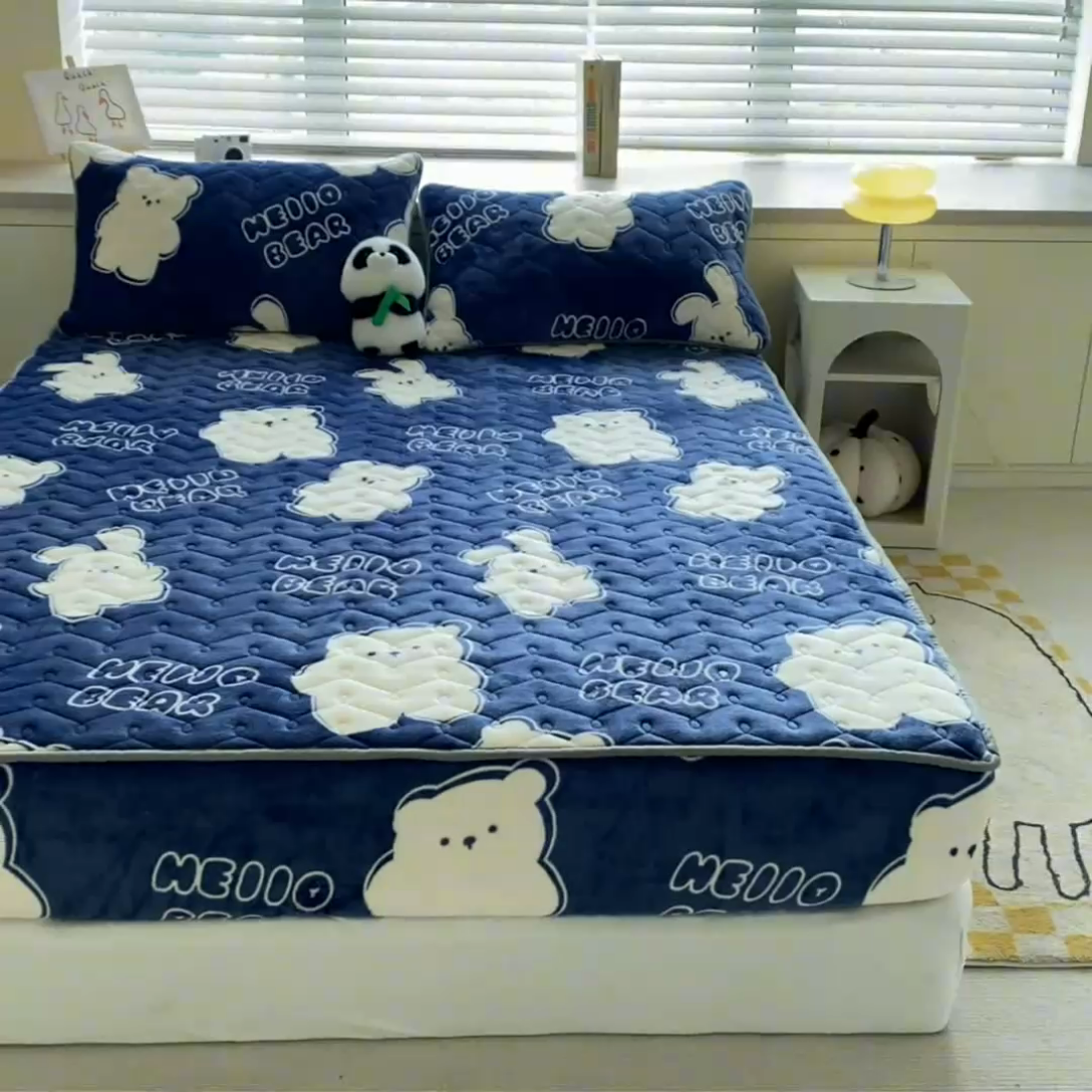 91家纺网 家纺一手货源 找家纺 卡伦家纺  2025新款A类牛奶绒大豆纤维抗菌夹棉床笠 开心乐园