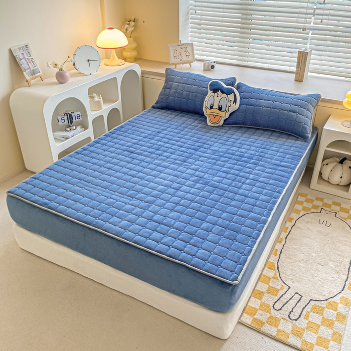 91家纺网 家纺一手货源 找家纺 卡伦家纺  2025新款A类牛奶绒大豆纤维抗菌夹棉床笠 宝石蓝