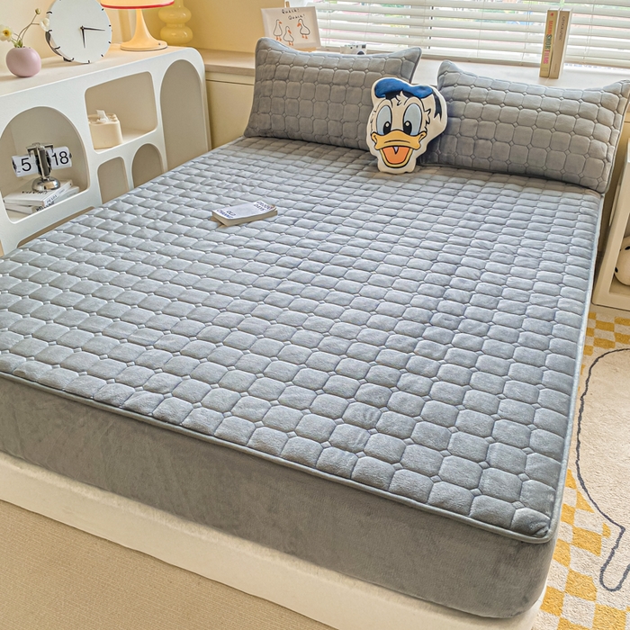 91家纺网 家纺一手货源 找家纺 卡伦家纺  2025新款A类牛奶绒大豆纤维抗菌夹棉床笠 高级灰