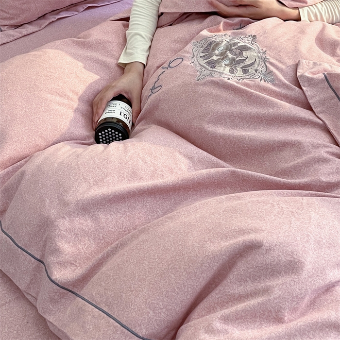 91家纺网 家纺一手货源 找家纺 艾莱家纺 2023新款A类新疆长绒棉加厚柔顺磨毛四件套 维特利-粉色