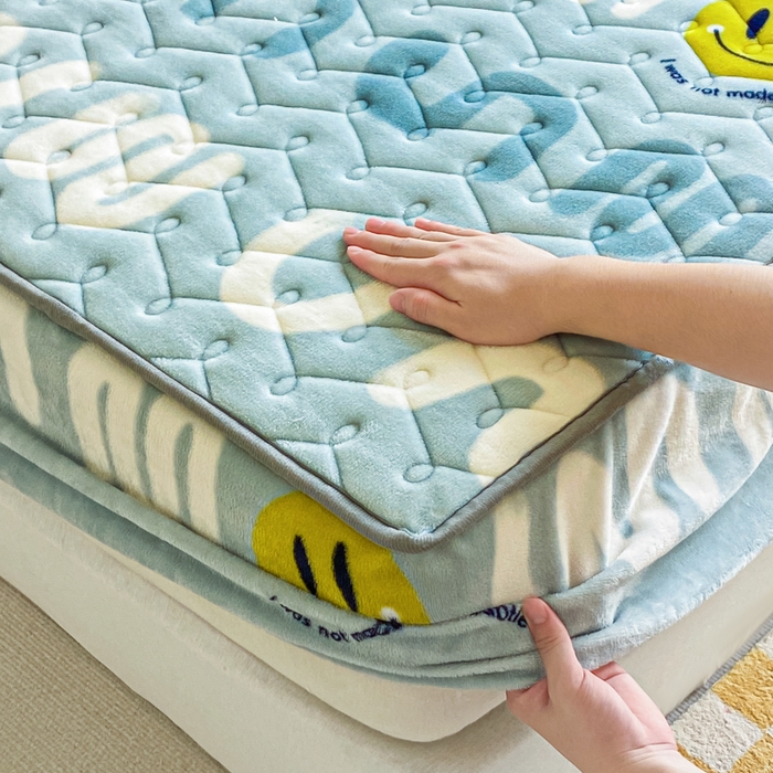 91家纺网 家纺一手货源 找家纺 卡伦家纺  2025新款A类牛奶绒大豆纤维抗菌夹棉床笠 梦想创造家