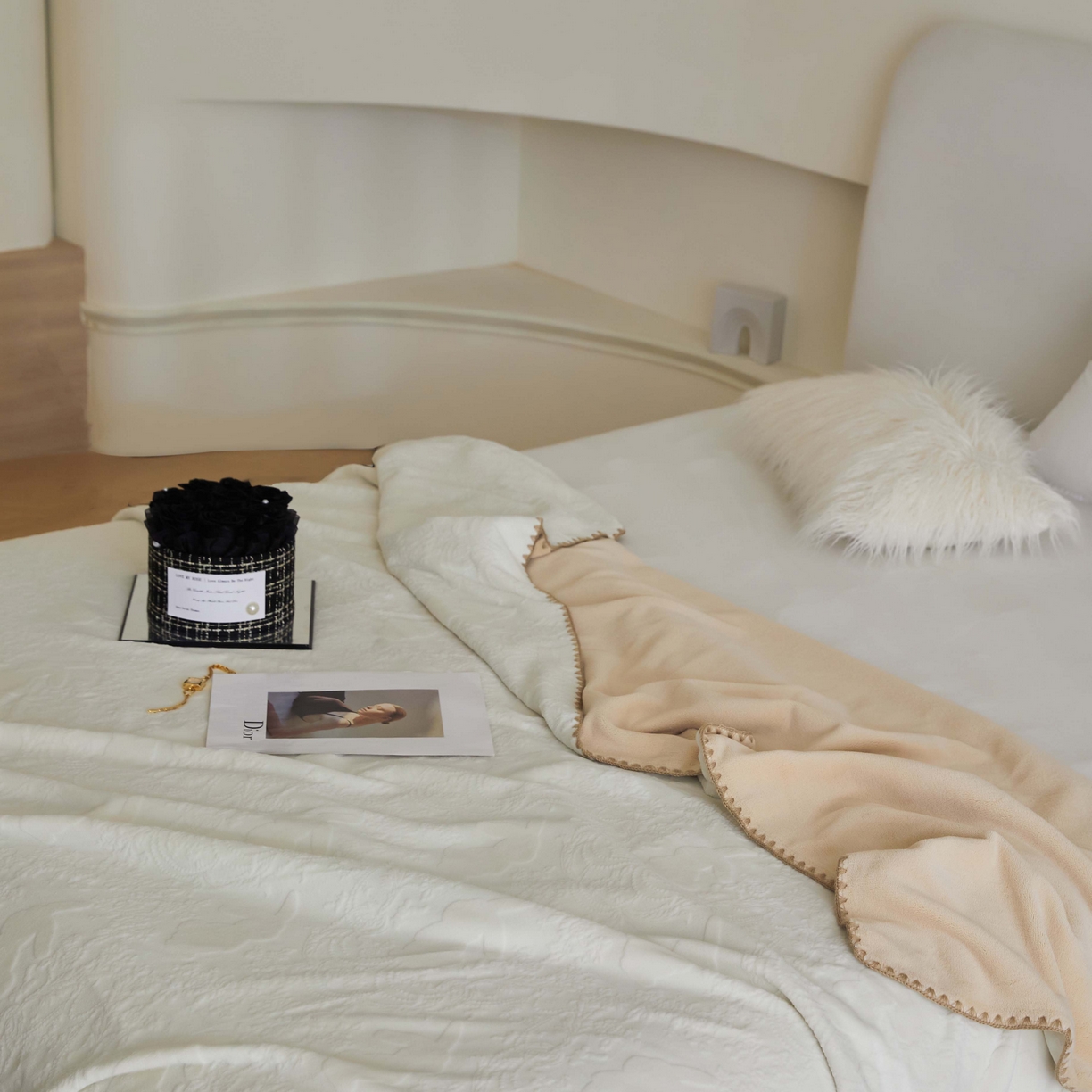 91家纺网 家纺一手货源 找家纺 铭动 2023新款雕花绒保暖毯-魅影 米色