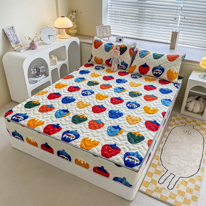 91家纺网 家纺一手货源 找家纺 卡伦家纺  2025新款A类牛奶绒大豆纤维抗菌夹棉床笠 草莓之恋