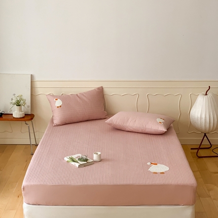 91家纺网 家纺一手货源 找家纺 三味舒屋 2024新款40支砂洗全棉你好鸭毛巾绣床笠 你好鸭.粉