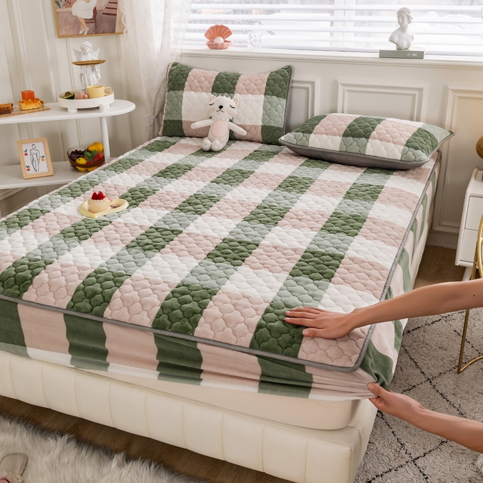 91家纺网 家纺一手货源 找家纺 卡伦家纺  2025新款A类牛奶绒大豆纤维抗菌夹棉床笠 绿大格