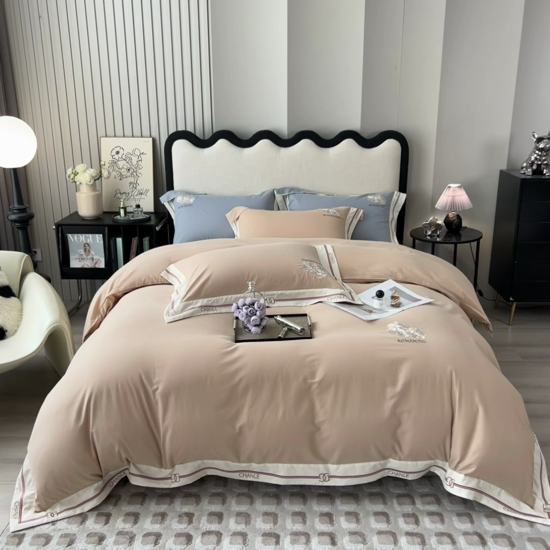 91家纺网 家纺一手货源 找家纺 嘉汀兰家居 2023秋冬新品100支超细磨毛轻奢四件套—COCO小姐 卡其