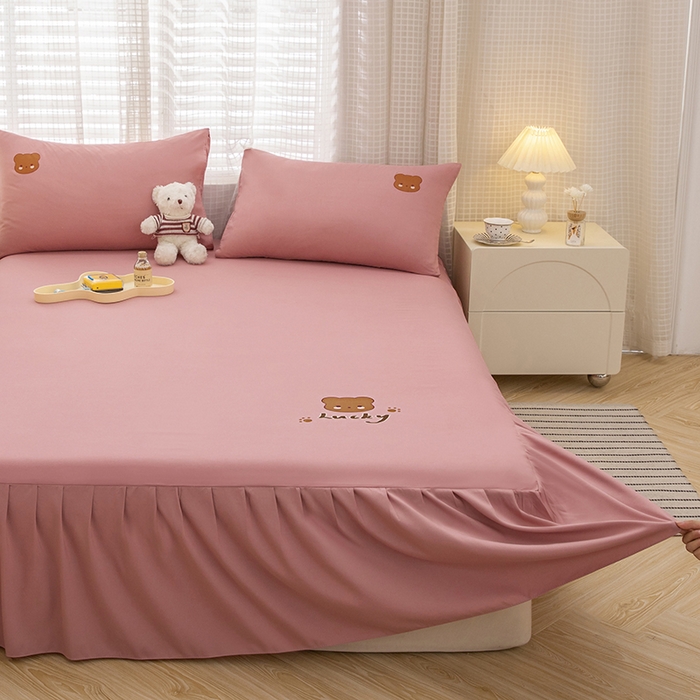 91家纺网 家纺一手货源 找家纺 极梦家纺（支持定制） 2025新款韩版纯色卡通单床裙三件套素色 豆沙小熊