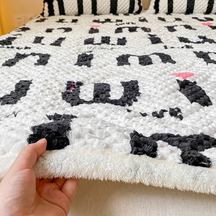 91家纺网 家纺一手货源 找家纺 澳梵家居 2023新款豆豆绒夹棉床护垫 M字母