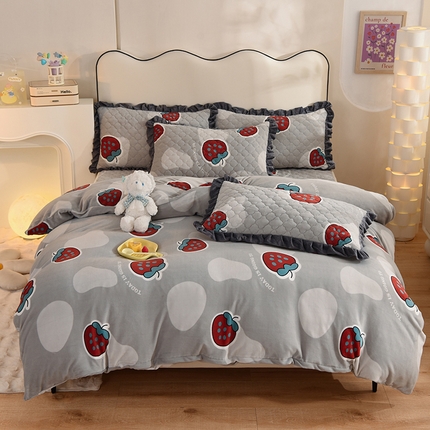 91家纺网 家纺一手货源 找家纺 美达 2025新款A类牛奶绒印花床笠款四件套 草莓派