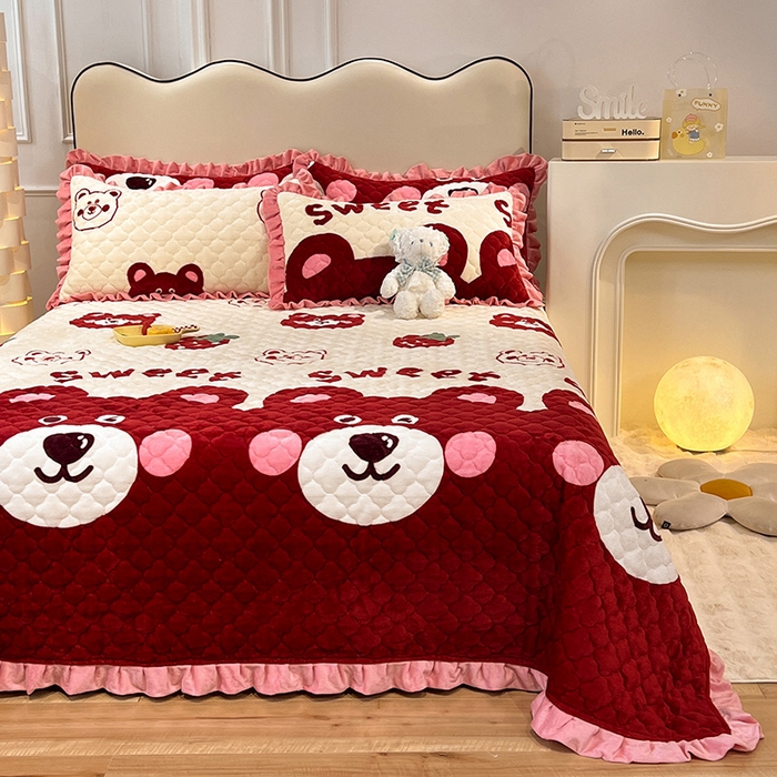 91家纺网 家纺一手货源 找家纺 美达 2025新款A类牛奶绒夹棉床盖 草莓熊