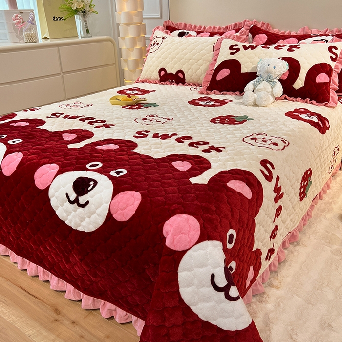 91家纺网 家纺一手货源 找家纺 美达 2025新款A类牛奶绒夹棉床盖 草莓熊