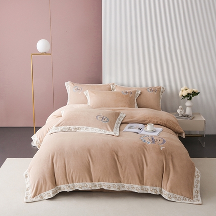 91家纺网 家纺一手货源 找家纺 寐时代 2023新款轻奢高端贵妃绒绒绣花款四件套 璀璨迪奥-驼