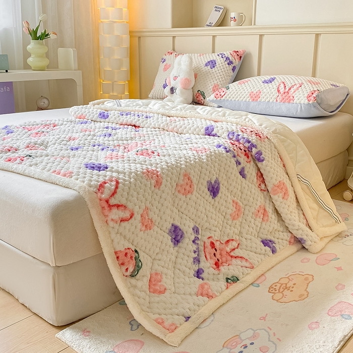 91家纺网 家纺一手货源 找家纺 澳梵家居 2023新款豆豆绒夹棉床护垫 爱心草莓兔