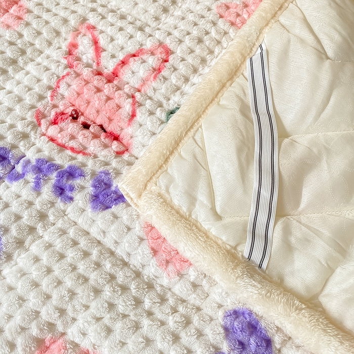 91家纺网 家纺一手货源 找家纺 澳梵家居 2023新款豆豆绒夹棉床护垫 爱心草莓兔