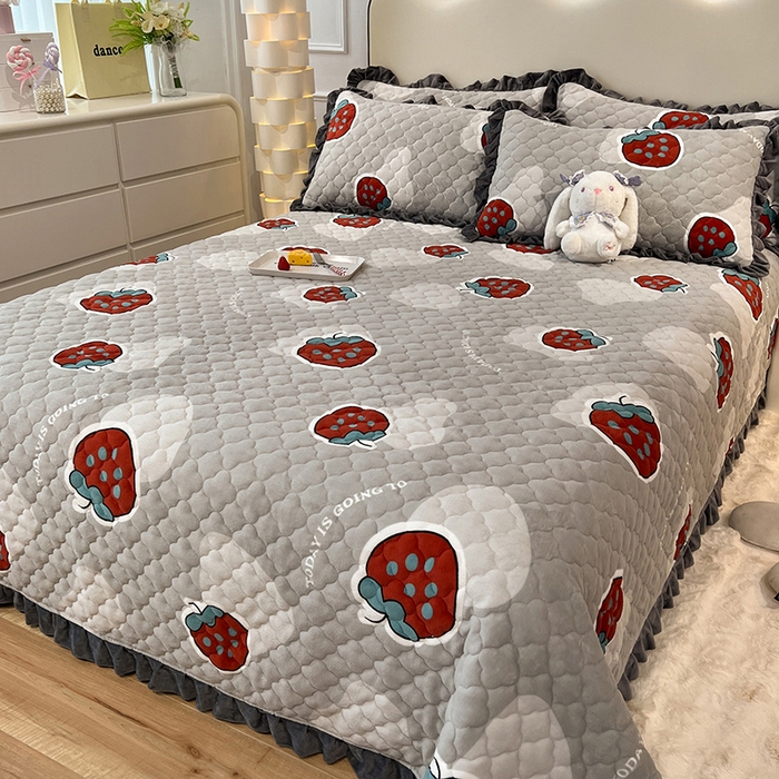 91家纺网 家纺一手货源 找家纺 美达 2025新款A类牛奶绒夹棉床盖 草莓派