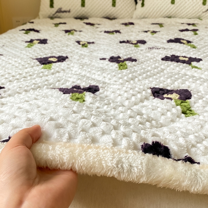 91家纺网 家纺一手货源 找家纺 澳梵家居 2023新款豆豆绒夹棉床护垫 小花花