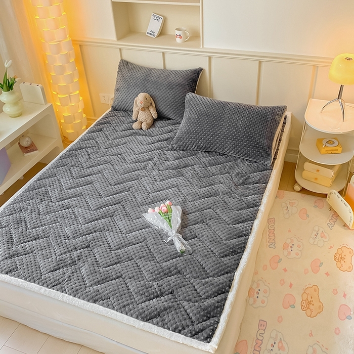 91家纺网 家纺一手货源 找家纺 澳梵家居 2023新款豆豆绒夹棉床护垫 豆豆-灰色