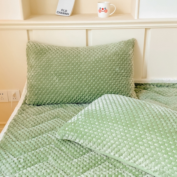 91家纺网 家纺一手货源 找家纺 澳梵家居 2023新款豆豆绒夹棉床护垫 豆豆-草绿