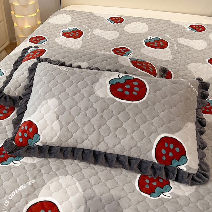 91家纺网 家纺一手货源 找家纺 美达 2025新款A类牛奶绒夹棉床盖 草莓派