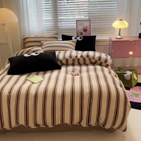 91家纺网 家纺一手货源 找家纺 雅居纺家纺 2023新款毛巾绣混搭牛奶绒四件套 混搭咖条