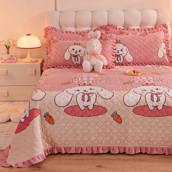 91家纺网 家纺一手货源 找家纺 美达 2025新款A类牛奶绒夹棉床盖 玉兔-粉