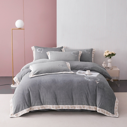 91家纺网 家纺一手货源 找家纺 寐时代 2023新款轻奢高端贵妃绒绒绣花款四件套 璀璨迪奥-灰