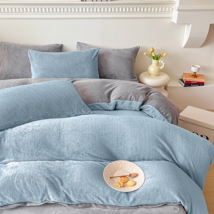 91家纺网 家纺一手货源 找家纺 莎臣豹 2025新款牛奶绒双拼撞色系四件套 浅蓝灰