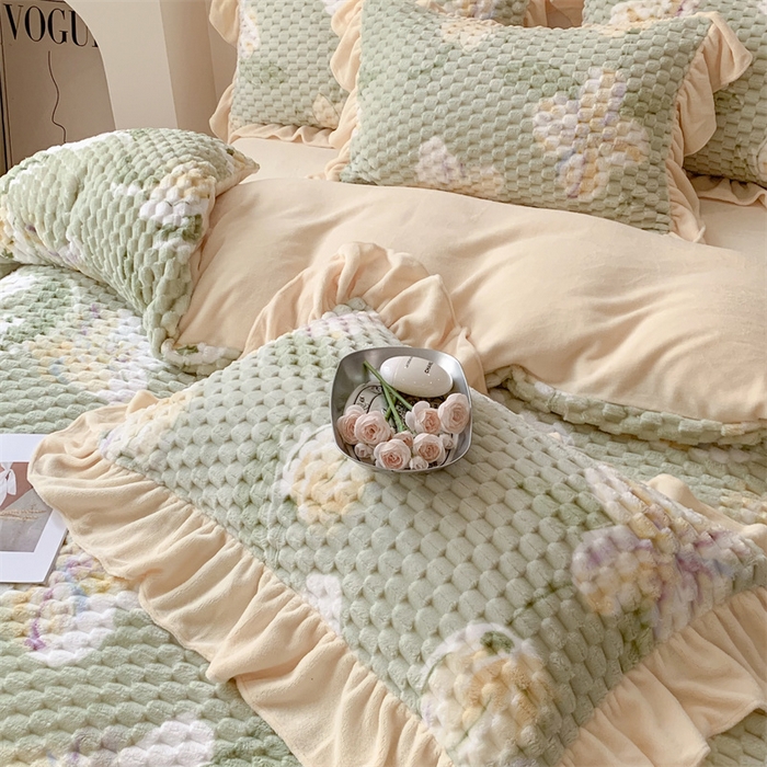 91家纺网 家纺一手货源 找家纺 潘朵拉 2023年新款豆豆绒花边牛奶绒四件套 仙芽