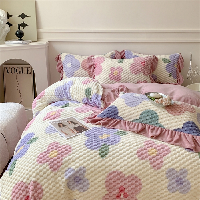 91家纺网 家纺一手货源 找家纺 潘朵拉 2023年新款豆豆绒花边牛奶绒四件套 半眠