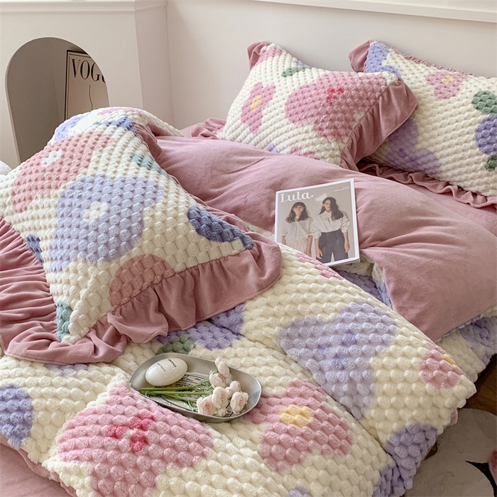 91家纺网 家纺一手货源 找家纺 潘朵拉 2023年新款豆豆绒花边牛奶绒四件套 半眠