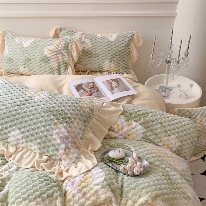 91家纺网 家纺一手货源 找家纺 潘朵拉 2023年新款豆豆绒花边牛奶绒四件套 仙芽