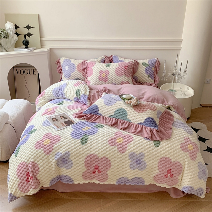 91家纺网 家纺一手货源 找家纺 潘朵拉 2023年新款豆豆绒花边牛奶绒四件套 半眠