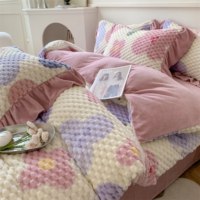 91家纺网 家纺一手货源 找家纺 潘朵拉 2023年新款豆豆绒花边牛奶绒四件套 半眠