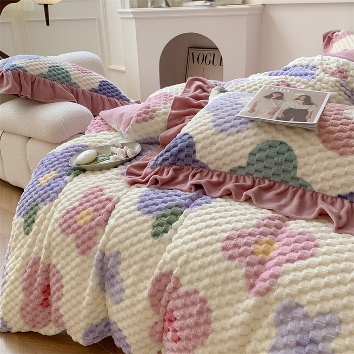 91家纺网 家纺一手货源 找家纺 潘朵拉 2023年新款豆豆绒花边牛奶绒四件套 半眠